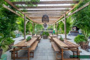 lam-sao-de-co-quan-cafe-san-vuon-dep-hut-khach